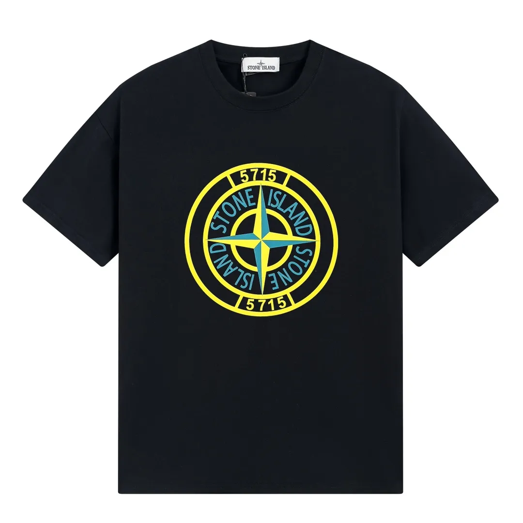 W631#P110💰 [Stone lsland/Stone Island summer new compass 5715 printed pattern short-sleeved T-shirt] ⚠️[Original creation with high control of details] - Made of 260 grams of combed cotton 32 count double yarn, soft and comfortable to the touch, sweat-absorbent and breathable. - Simple basic and versatile style, original quality, the first choice for couples. - Made in a large factory, four needles and five threads on the shoulder, neatly arranged, high quality workmanship. - Same style for men and women. Very versatile, one piece for everyone, details are clearly visible. Color: Black White Size: M L